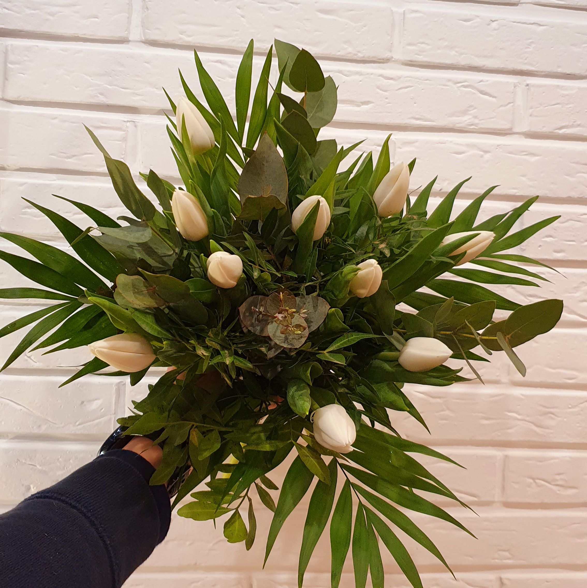 Bouquet de tulipes blanches + eucalyptus - Fleurs de Saison