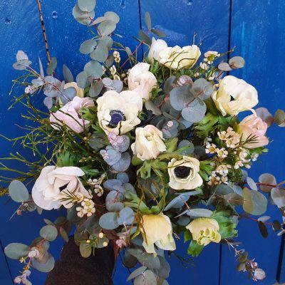 Bouquet d'anémones blanches avec eucalyptus